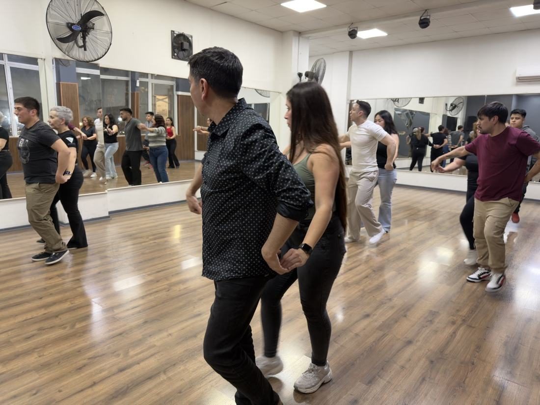 Alumnos practicando salsa en pareja en la sala de Dansón Academy