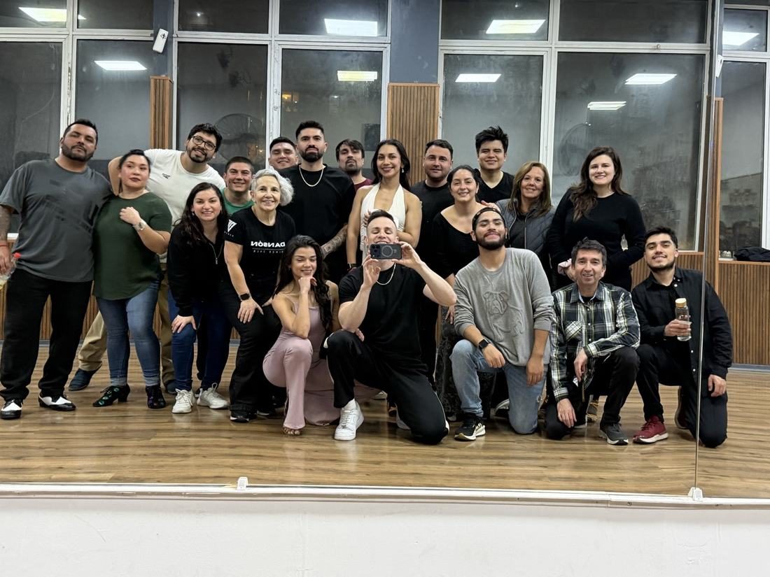 Alumnos de Dansón Academy al terminar la clase