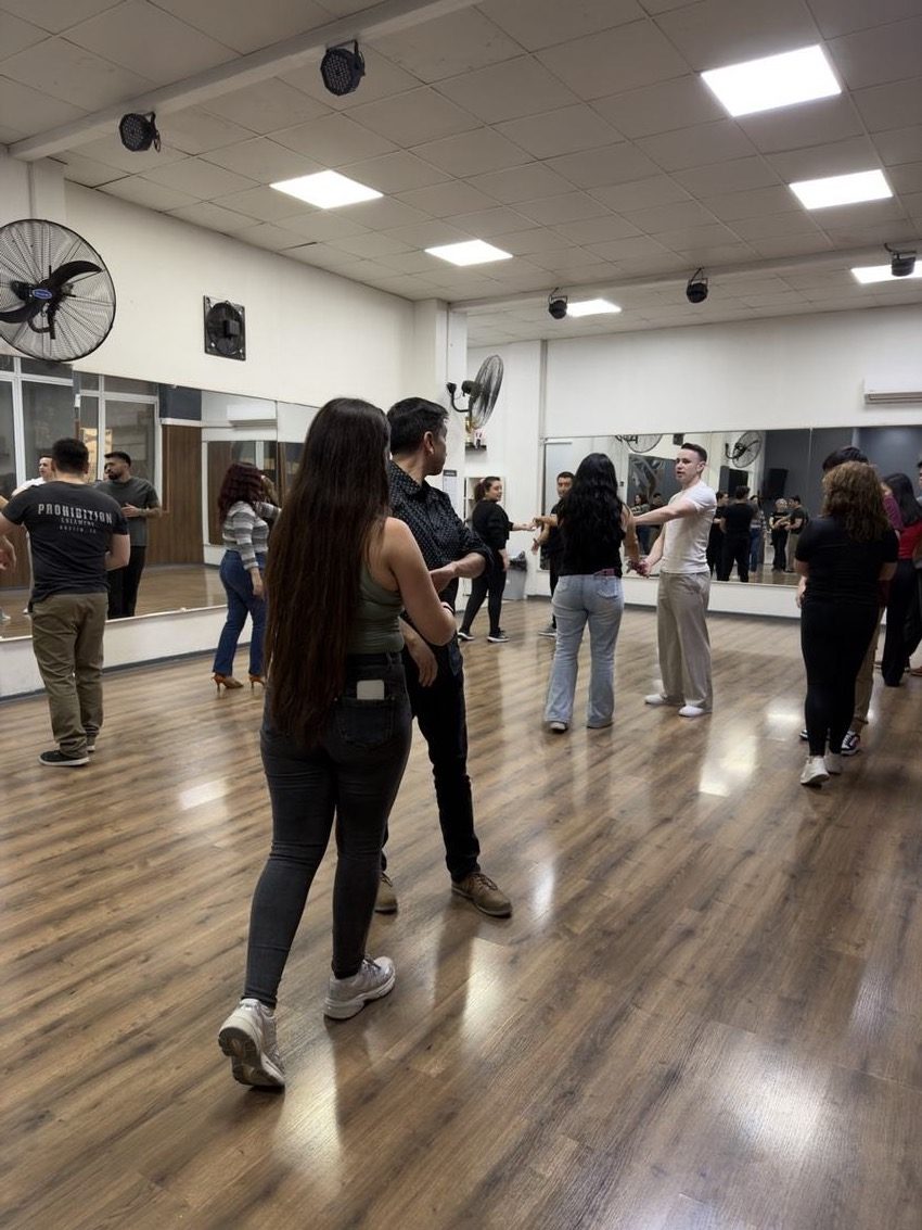Alumnos practicando en pareja